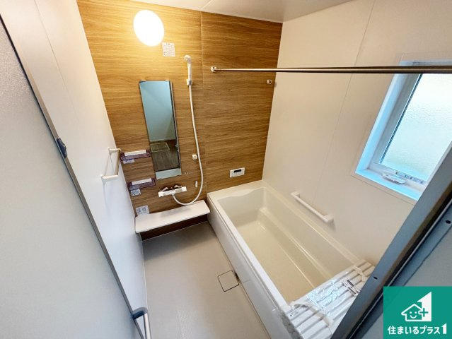 20(祝)21(土)22(日)現地説明会開催中　天理市別所町の浴室|足をゆったり伸ばして寛げる浴槽です。窓が設けられていますので差し込む光が明るく穏やかな雰囲気にしてくれます♪浴室乾燥機も設置しているので、雨の日の洗濯物も安心です♪