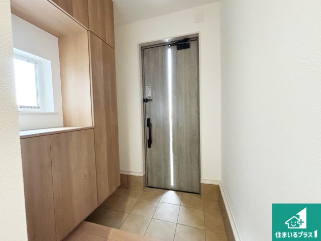 20(祝)21(土)22(日)現地説明会開催中　天理市別所町の玄関|シューズボックスにはたくさんの靴が収納できるので玄関周りはいつもスッキリ！ご家族が増えても安心！