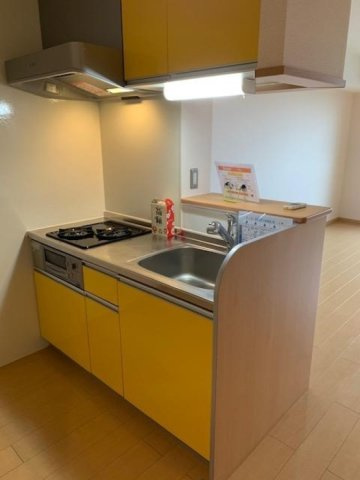 リーベ　B棟のキッチン|2口コンロ・グリル付のシステムキッチンです♪