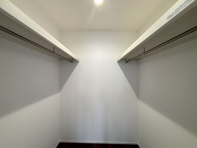 MELDIA東区徳川214③｜名古屋市の戸建ならホームアップの収納|ご夫婦の衣類をまとめて収納できる頼もしい大容量WIC