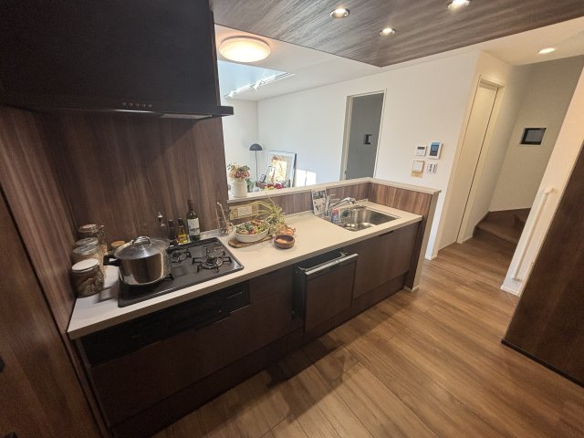 MELDIA東区徳川214③｜名古屋市の戸建ならホームアップのキッチン|お子様を見守りながらお料理ができるオープン対面キッチン