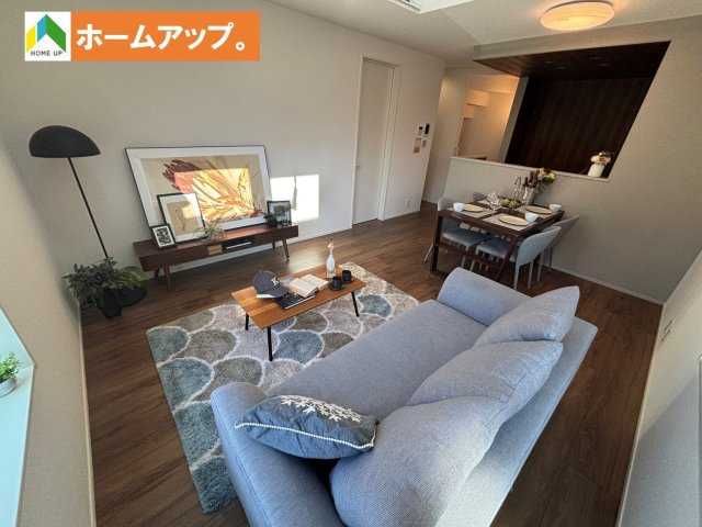 MELDIA東区徳川214③｜名古屋市の戸建ならホームアップの居間・リビング|南から陽射しが入り明るいリビング