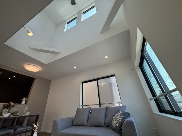 MELDIA東区徳川214③｜名古屋市の戸建ならホームアップの居間・リビング|吹抜から明るい日差しが差し込むリビング