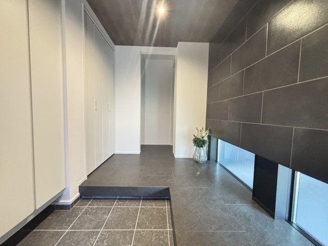 MELDIA東区徳川214③｜名古屋市の戸建ならホームアップの玄関|収納力あるシューズボックス付き