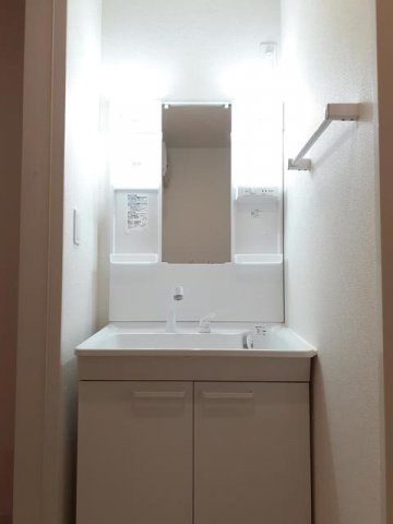 グラース　ブリーズ　Ⅱの洗面所|脱衣スペースもあります