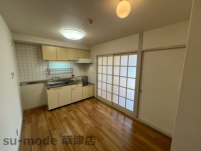 【居間・リビング】 | 中沢椋館 | こちらのリビングで趣味の時間をお楽しみください（退去後の写真になり改装・ハウスクリーニング前となります）