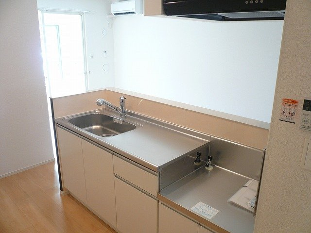 ヴィラ　コンフォートのキッチン|コンパクトなキッチンで掃除もラクラク