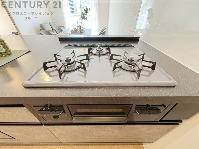 多数の調理器具を同時に使用でき、料理の効率化が可能。省エネで節約になり、様々な料理スタイルに適応できます。また、火力調整が独立しており、手入れや掃除もしやすく、今よりもっとお料理が楽しくなるかも。