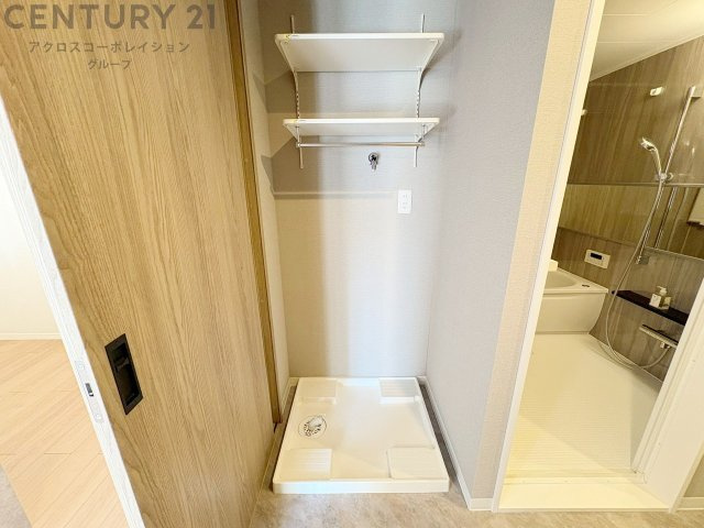 洗濯物の仕分け作業がしやすく、整理整頓が容易になります。洗濯音や湿気を他の部屋に持ち込まず、生活環境を快適に保ちます。上部を活用すれば収納スペースを確保でき洗剤や洗濯用品の整理もしやすくなります。
