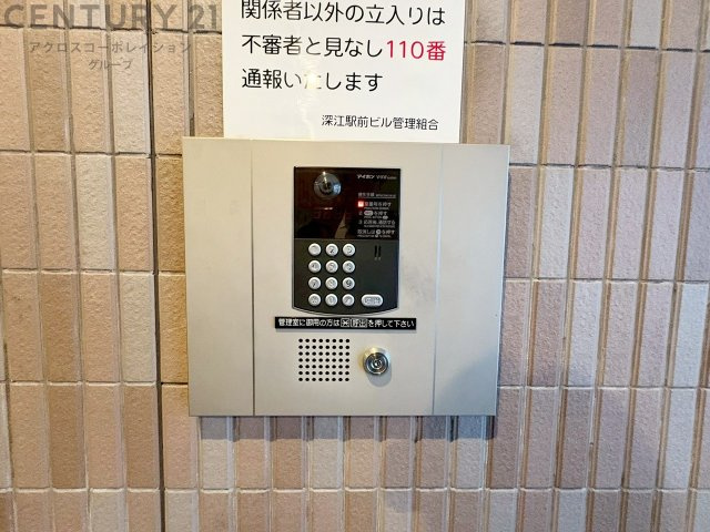 オートロック式エントランスは他の住民や外部の人間が簡単に出入りできないため、個々の住戸が安全に保たれます。同時に、訪問者が来訪する場合にはインターホン等で確認することができ、不要な来客を遮断できます。