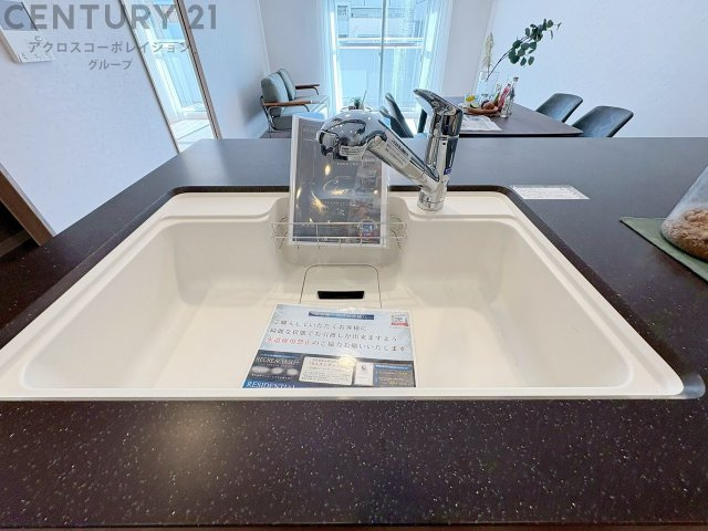 浄水機能付キッチン水栓は、飲み水や調理水の品質を向上させ、健康と安全をサポートします。便利な直飲みや炊飯用水として利用でき、ボトル水の買い物やストックの必要がなくなります。