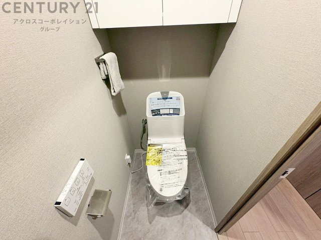 温水洗浄便座付トイレは温水洗浄機能により、暖かい水でおしりを洗浄することができ、冷たい水を使う従来の便座に比べ、温水洗浄機能で暖かいトイレを提供し、快適な使用を可能にします。