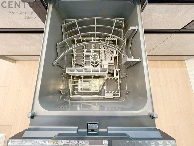 手洗いに比べて時間や労力を節約できることです。また、高温のお湯で洗浄されるため、雑菌や細菌を殺菌する効果もあります。さらに、乾燥機能があるため、手で拭く手間も省け衛生的に保管できます。