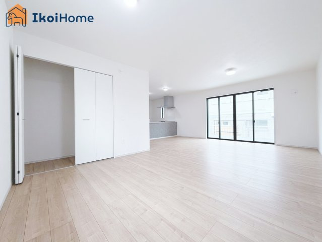 神戸市西区樫野台1丁目　新築戸建　樫野台1期　の居間・リビング|◆同社施工例◆広々としたLDKは3面採光で明るい団欒スペースとなっております。