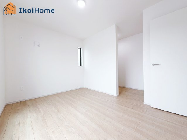 神戸市西区樫野台1丁目　新築戸建　樫野台1期　の寝室|◆同社施工例◆バルコニーに面した明るいお部屋です♪クローゼットも完備しております！