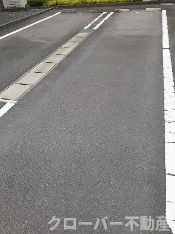 レユスィートＹ　Ⅵの駐車場