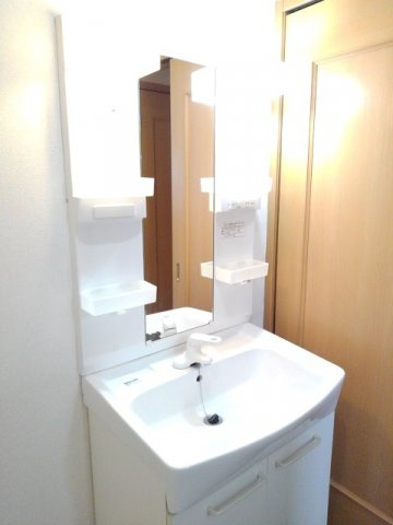 フレッシュリーガーデンＢの洗面所|脱衣スペースもあります