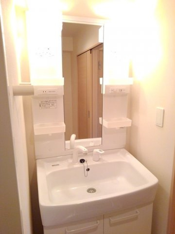 エスペランサ・コートの洗面所|明るい洗面所です