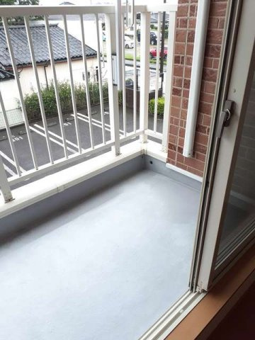 プリムローズヴィラＢのバルコニー|外からの目が気にならないバルコニーで洗濯物が干せます