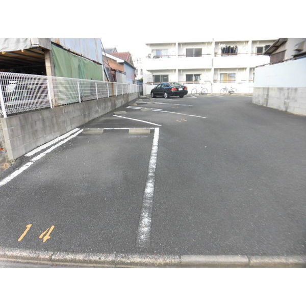 ニューマンション丸由の駐車場