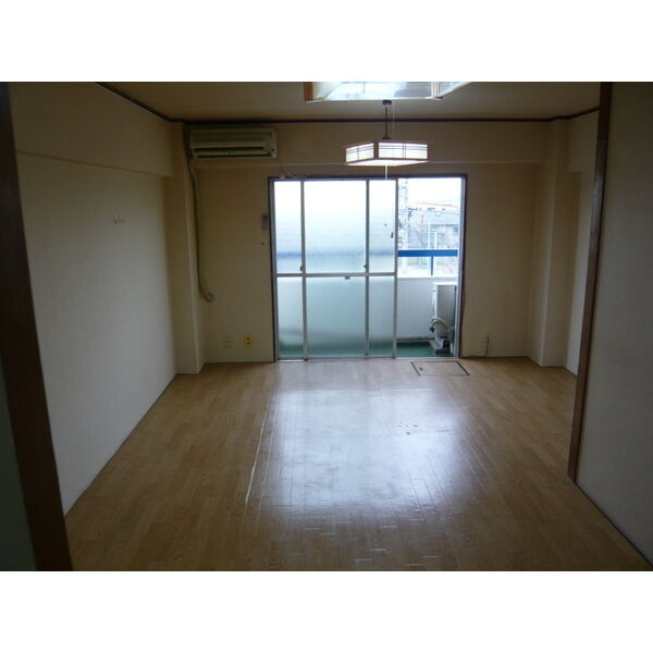 ニューマンション丸由の居間・リビング