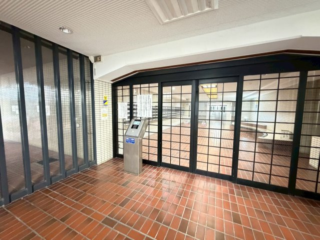 ◆室内リフォーム済◆３階上層階なし広々角住戸◆３沿線利用可能◆パークテラス桃山のエントランス|オートロック付きエントランス