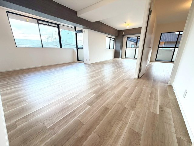 ◆室内リフォーム済◆３階上層階なし広々角住戸◆３沿線利用可能◆パークテラス桃山の居間・リビング|リビング