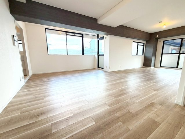 ◆室内リフォーム済◆３階上層階なし広々角住戸◆３沿線利用可能◆パークテラス桃山の居間・リビング|リビング