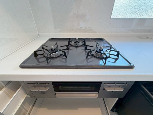 ◆室内リフォーム済◆３階上層階なし広々角住戸◆３沿線利用可能◆パークテラス桃山のキッチン|３口ガスコンロ