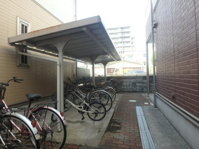 【その他共用部分】 | リタフラッツ | 屋根付き駐輪スペースです