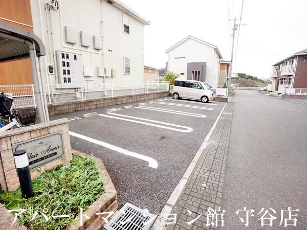 クレール アベニールの駐車場