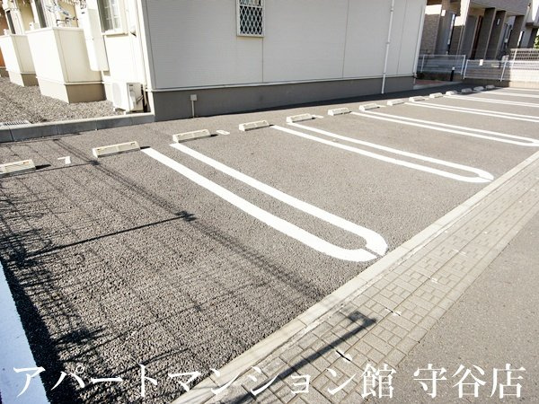 クレール アベニールの駐車場