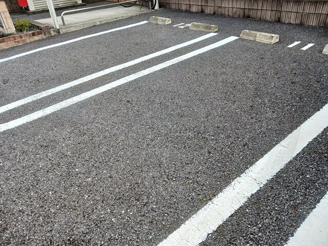 クレール アベニールの駐車場