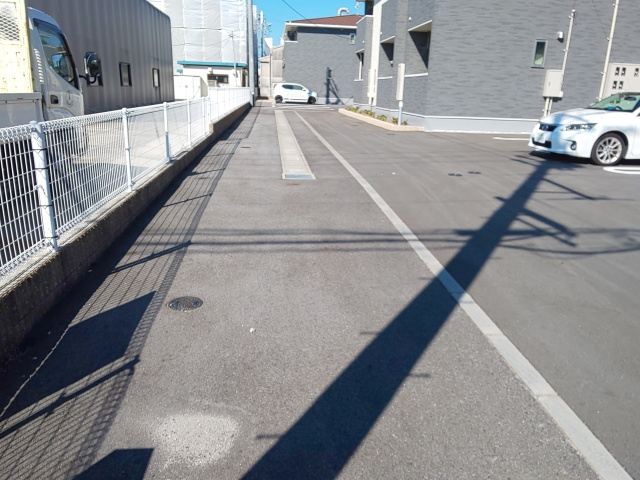 シャイニー高塚Ｂの駐車場