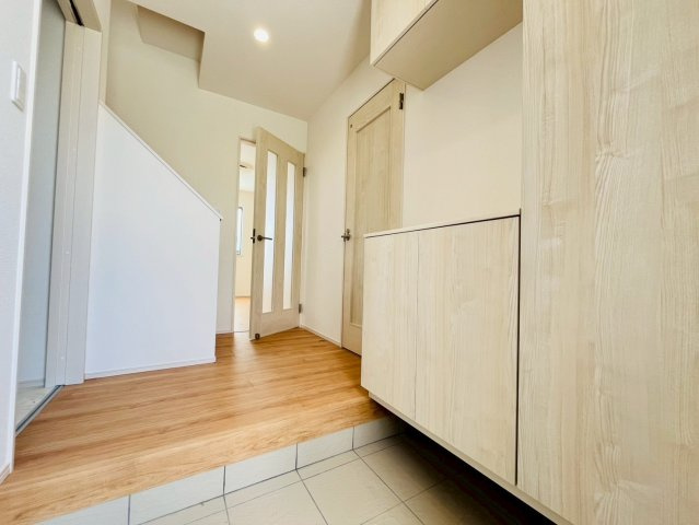 ＋＋読谷村瀬名波-A号棟（全2棟）の玄関|明るい玄関です