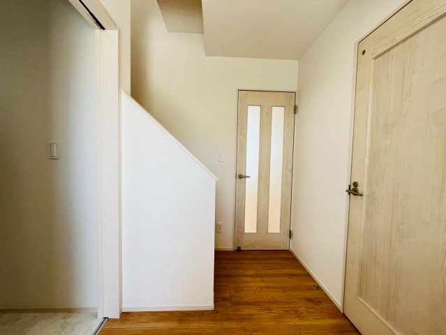 ＋＋読谷村瀬名波-A号棟（全2棟）の玄関|明るい玄関です