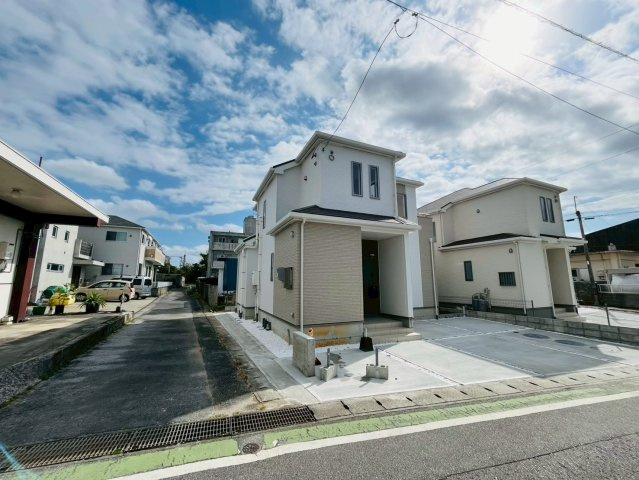 ＋＋読谷村瀬名波-A号棟（全2棟）の外観|前面道路含む現地写真です