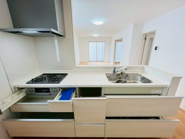 ＋＋読谷村瀬名波-A号棟（全2棟）のキッチン|キッチンです