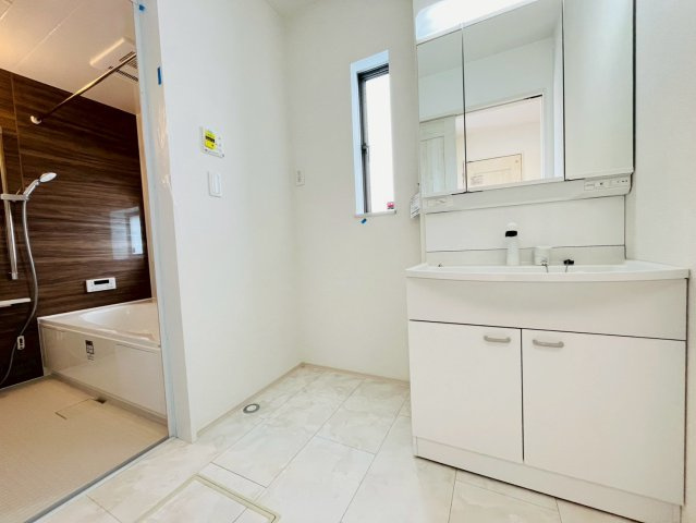 ＋＋読谷村瀬名波-A号棟（全2棟）の独立洗面台|朝の支度にも助かる、独立の洗髪洗面化粧台