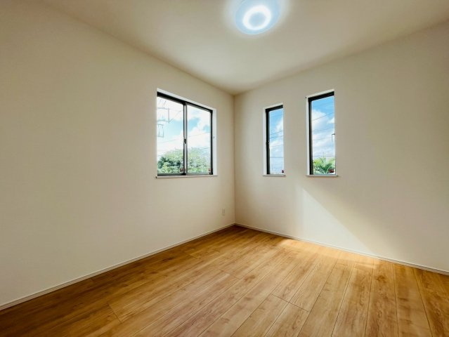 ＋＋読谷村瀬名波-A号棟（全2棟）の洋室|スタンダードな洋室です