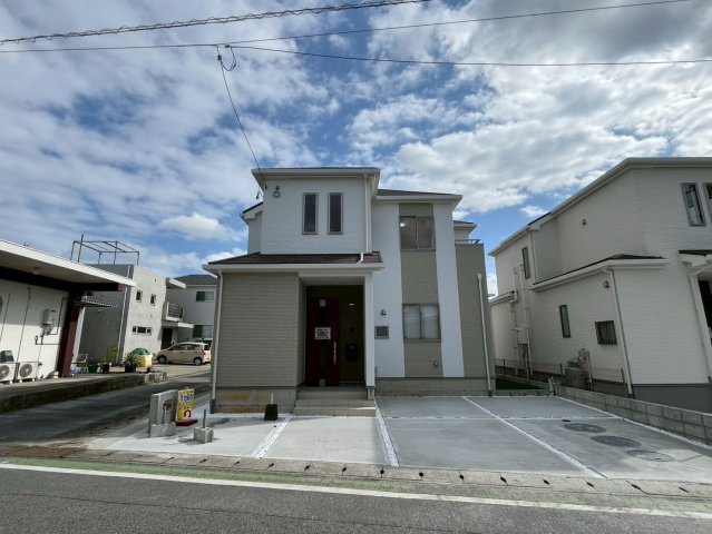 ＋＋読谷村瀬名波-A号棟（全2棟）の駐車場|前面道路含む現地写真です