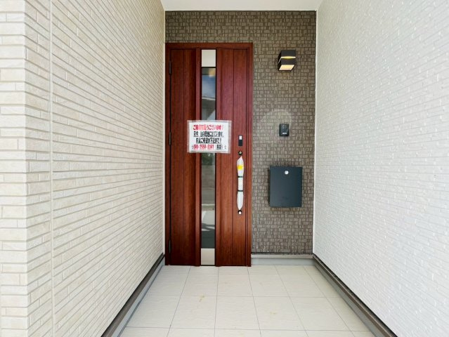 ＋＋読谷村瀬名波-A号棟（全2棟）の玄関|落ち着いた玄関です