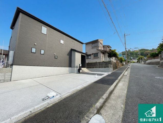 ●5(土)6(日)現地説明会！　生駒市あすか野南　限定1邸の前面道路含む現地写真|周辺は閑静な住宅街！前面道路広々で車の出し入れも便利です。駐車が苦手な方でも安心して車庫入れできます！