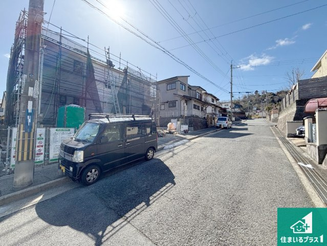 生駒市あすか野南　第1期　新築一戸建ての前面道路含む現地写真|周辺は閑静な住宅街です。前面道路もしっかりと有りますので車の出し入れも安心ですよ！