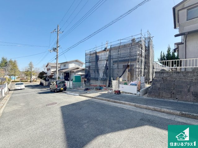 生駒市あすか野南　第1期　新築一戸建ての前面道路含む現地写真|駅やスーパー、小学校・中学校等日常生活に欠かせない情報や道のりもご紹介いたしますのでお気軽にご相談ください。