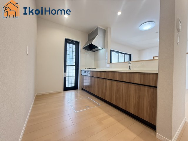 神戸市西区水谷1丁目　中古戸建のキッチン|キッチン同色のカップボードご依頼を受けることが多いです。地震に強く、スッキリとおしゃれです