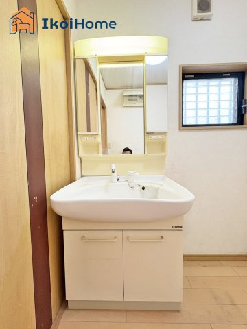 神戸市西区水谷1丁目　中古戸建の洗面所|【ホームページに現地動画掲載中】●年中無休：当日予約可●洗面台はお化粧をする時に便利な3面鏡。