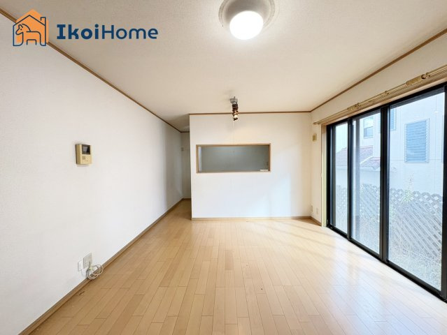 神戸市西区水谷1丁目　中古戸建の居間・リビング|【ホームページに現地動画掲載中】●年中無休：当日予約可●カウンターキッチンからはLDKが見渡せます！