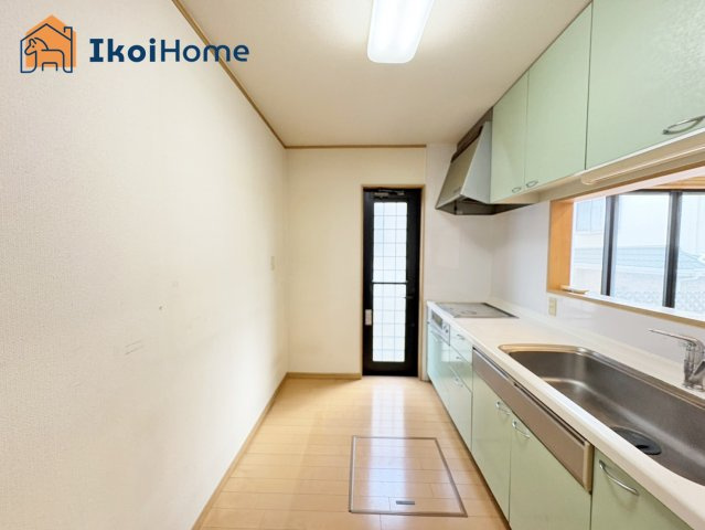 神戸市西区水谷1丁目　中古戸建の内装|【ホームページに現地動画掲載中】●年中無休：当日予約可●IHキッチンはお手入れが簡単で便利。