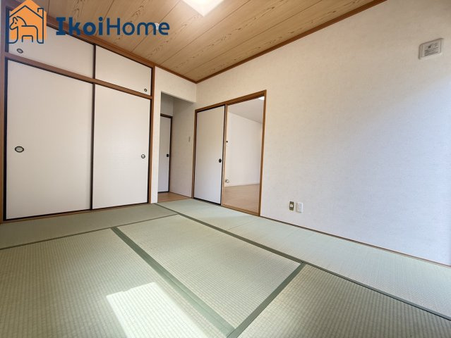 神戸市西区水谷1丁目　中古戸建の内装|●年中無休：当日予約可●和室6帖です。収納も充実し、２面採光で明るいです。大きな押入れも魅力です。